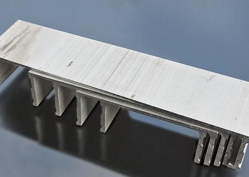 Lekki profil ze stopu aluminium z kanałem C w kształcie litery U